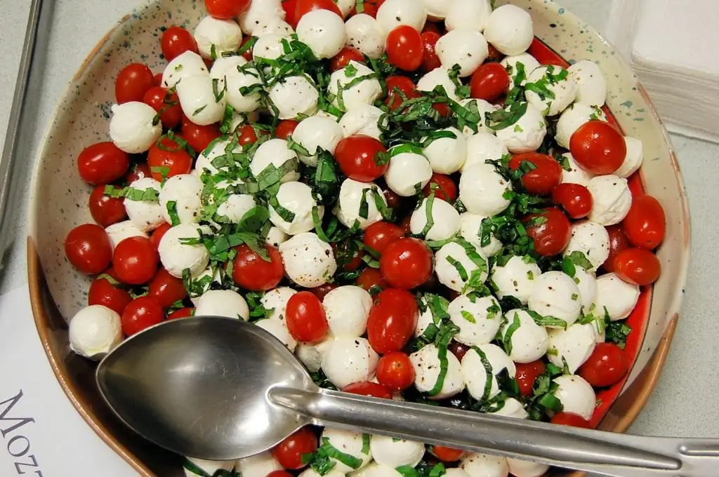 Salade de cerises et mozzarella : recette avec photo