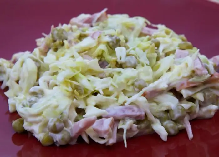 salad dengan kubis dan sosis asap