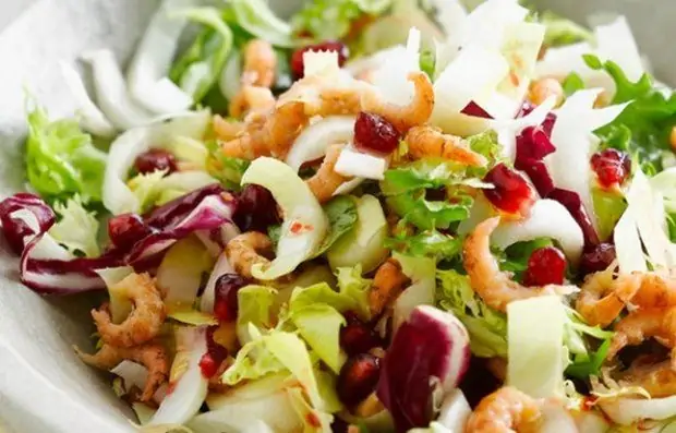 Salade met granaatappel en garnalen