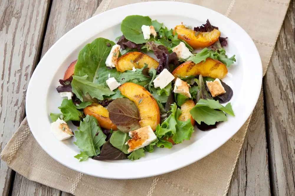 Salade met geroosterde perziken en fetakaas