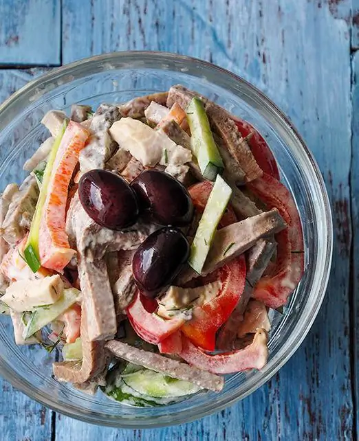 Salad với lưỡi và hạt tiêu