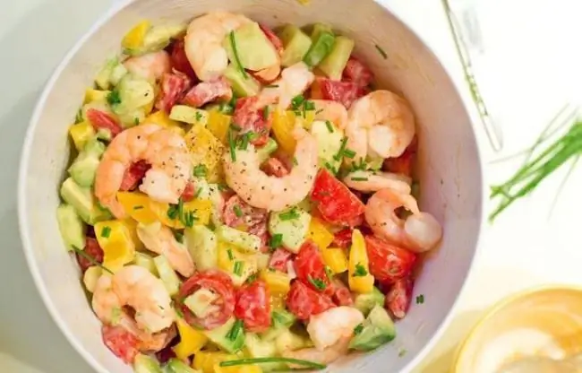 Vegetable salad with shrimps and yogurt dressing