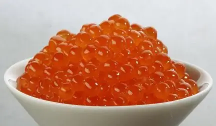 Deliciosa truta salgada na mesa. Como conservar o caviar de truta vermelha. Truta salgada inteira ou em pedaços