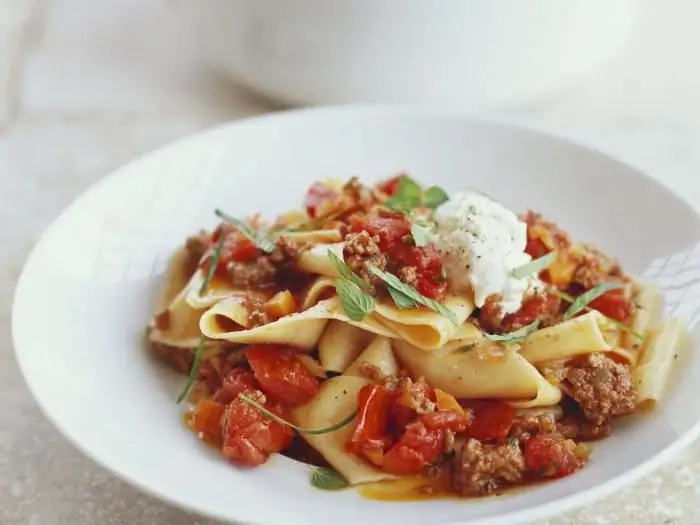 pasta con carne macinata e pomodori