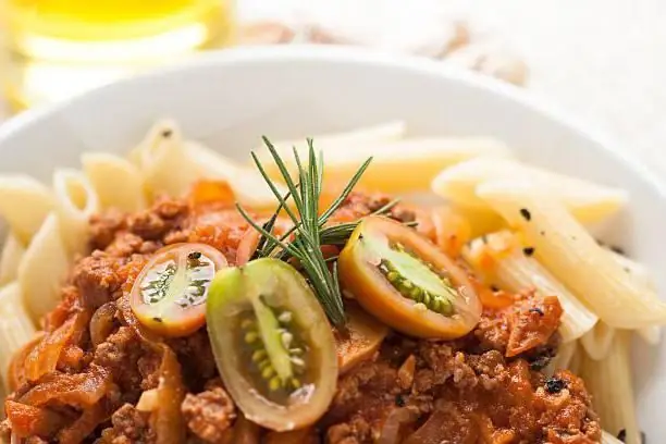 pasta met gemaalde tamaties en kaas