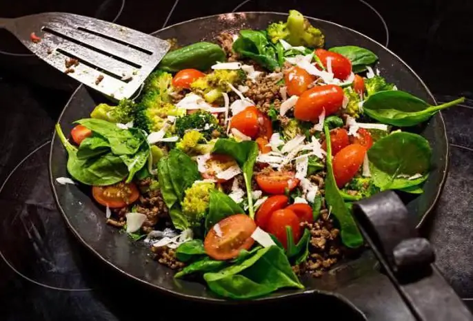 pasta met gemaalde eiervrug en tamaties