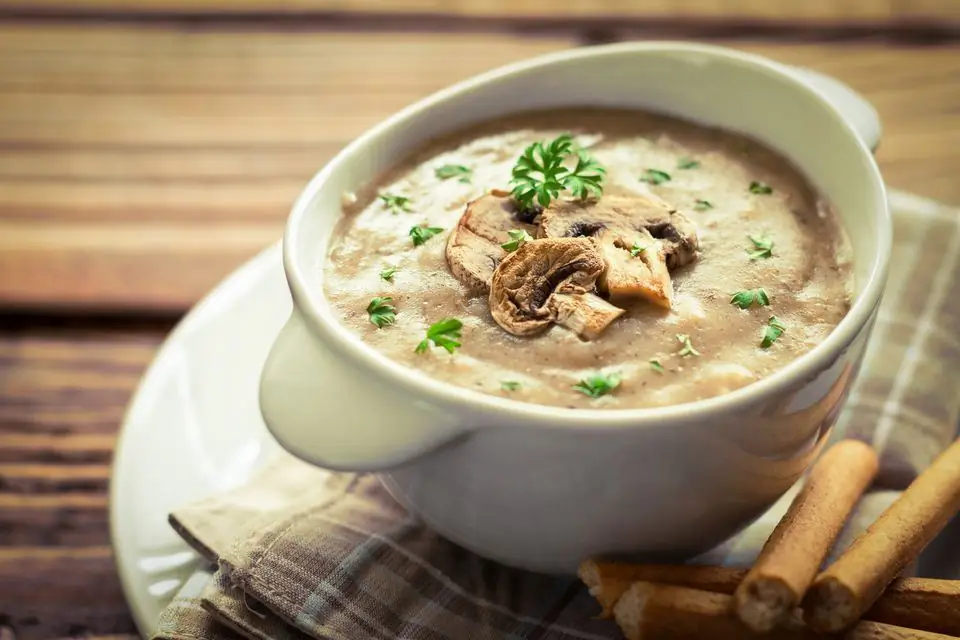 Creamy cream na sopas na may mushroom