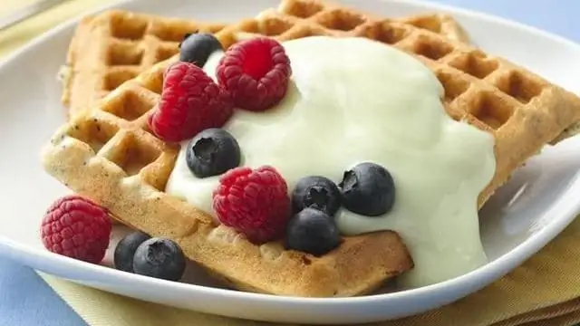 Waffle e butë me qumësht të kondensuar dhe fruta