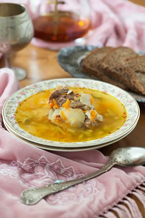 Sopa clásica de pepinillos con cebada perlada: receta con foto