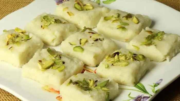 Burfi: ein Rezept aus Milchpulver. Indische Süßigkeiten