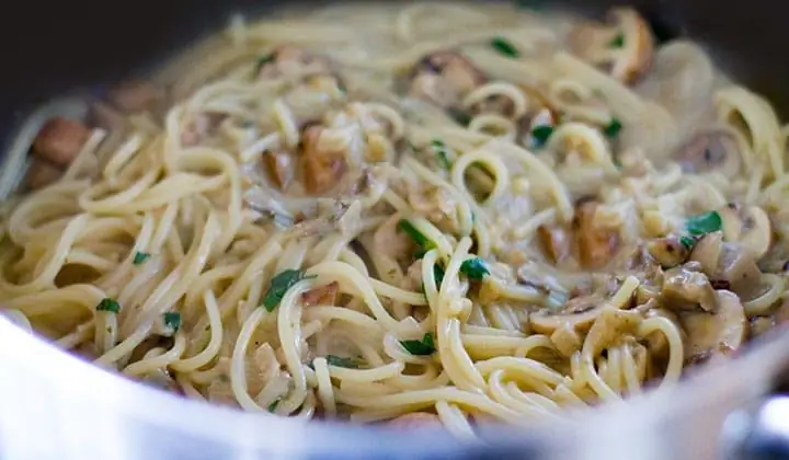 nấm và phô mai trong mì spaghetti