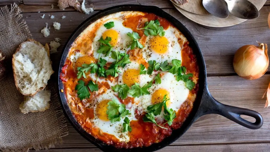 Aromatiese shakshuka met ham