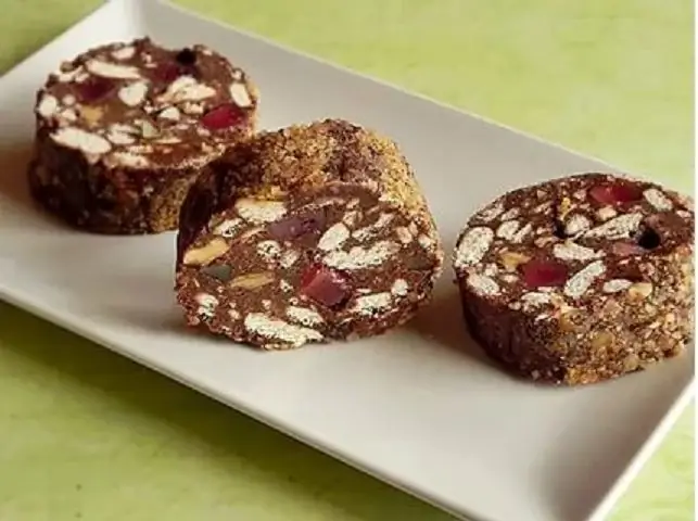 Cake "Worst" van koekjes zonder bakken: een klassiek recept