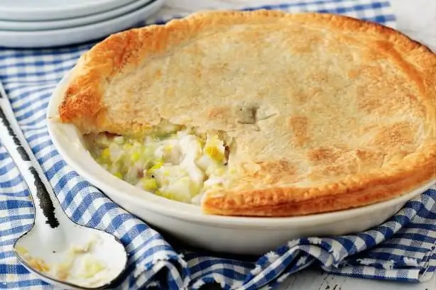 Delicious and quick pie in a pan: cooking features, recipes and reviews