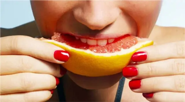 menina comendo toranja