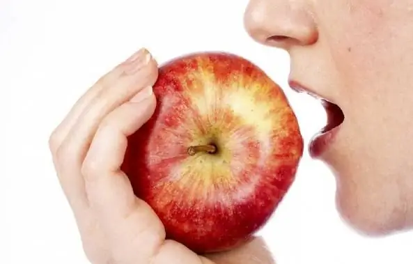 ¿Es posible comer manzanas con el estómago vacío?: los beneficios y daños de las manzanas