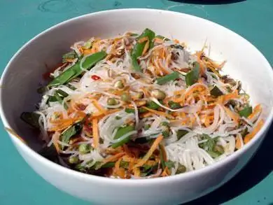 salada com macarrão de arroz