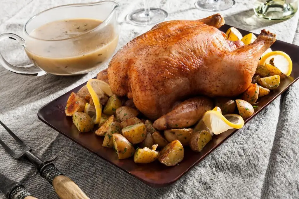 Como assar frango no forno: uma receita passo a passo com uma foto