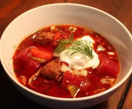 borsch con polpette in una pentola a cottura lenta