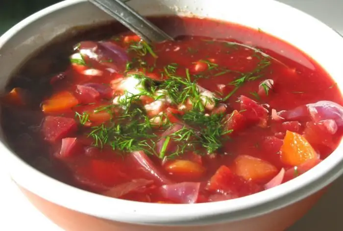 Borscht กับลูกชิ้นและถั่ว