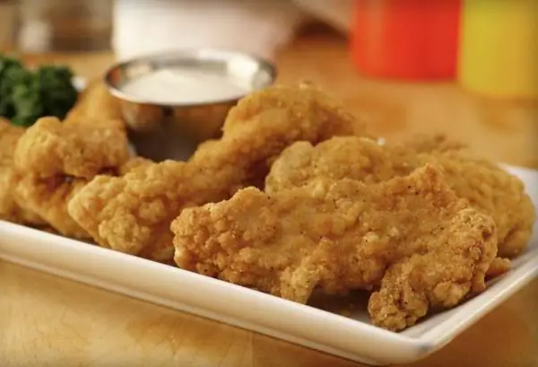 filet de poulet frit dans une poêle