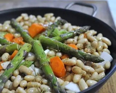 Kosong. Kacang dengan sayur-sayuran