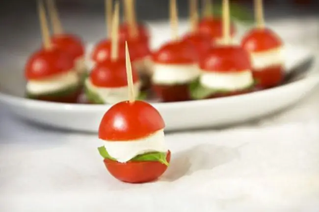 Canape na may cherry tomatoes at keso