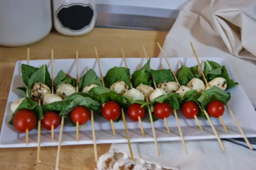 Canape dengan keju basil dan tomat