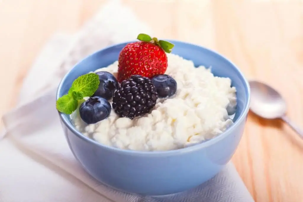 Berries with cottage cheese