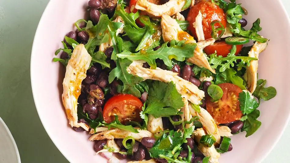 Hühnerherzsalat mit eingelegten Zwiebeln