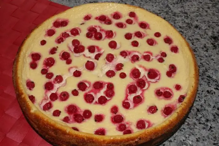 Johannisbeerkuchen in einem langsamen Kocher