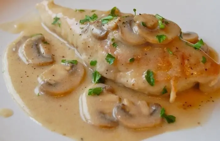 Comment cuire une poitrine de poulet avec une sauce crémeuse au four ?