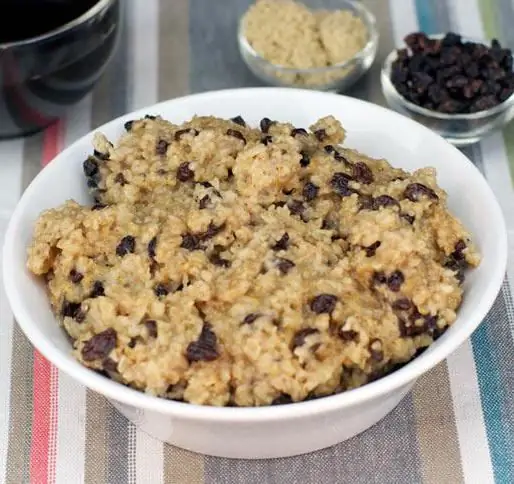 Oatmeal porridge in the microwave. Quick and he althy breakfast