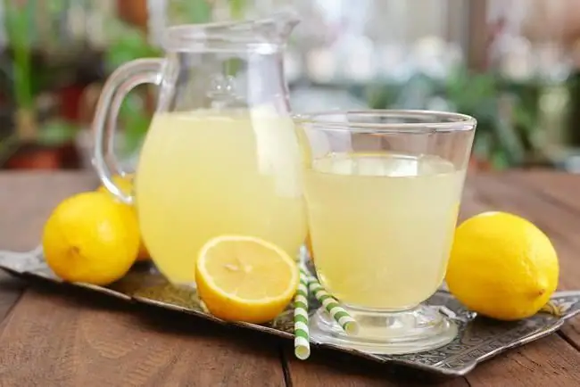 Hur man gör citronsaft från citronsyra till sallad