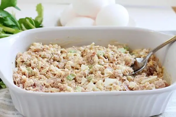 Các món salad thú vị ngon trên bàn lễ hội