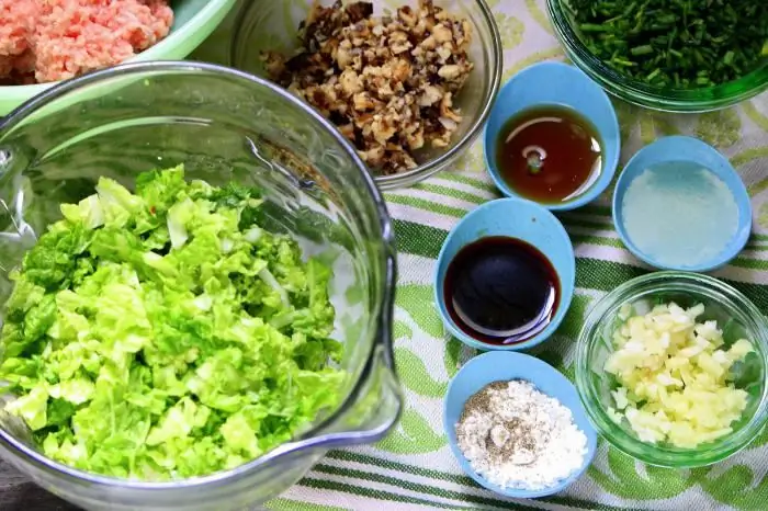 Masarap at masustansyang salad na may Chinese cabbage at mais