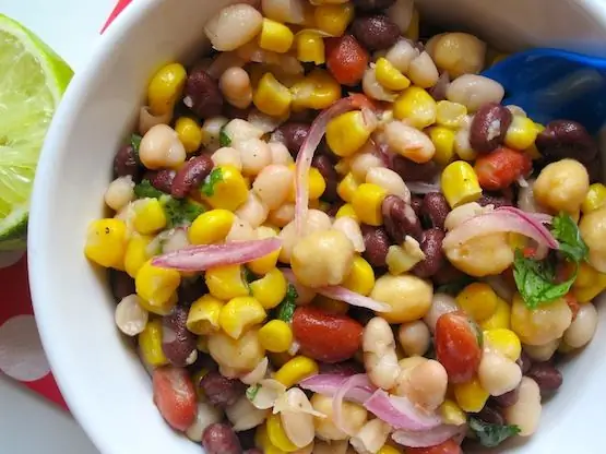 Ensalada deliciosa con frijoles y maíz: recetas y funciones de cocina