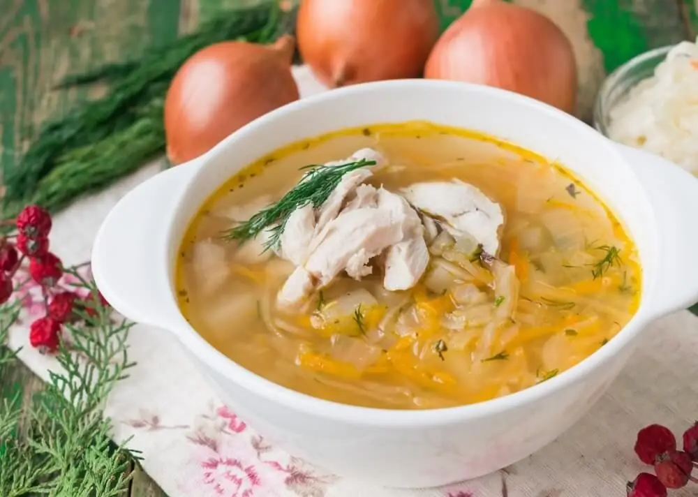 Sopa de chucrut con pollo