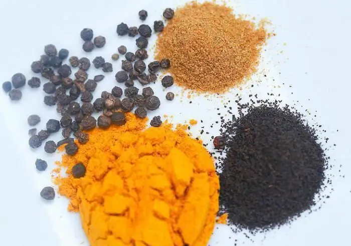 Composició de condiment de curri benefici i perjudici