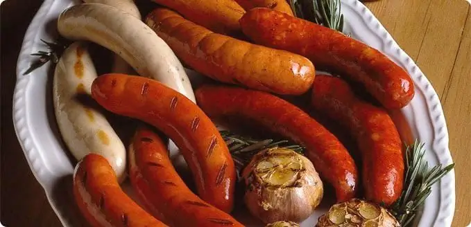 Paano magluto ng mga Bavarian sausage at kung ano ang ihahain sa kanila