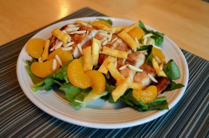 Salada com tangerinas. Salada de frutas com maçãs e tangerinas. Salada com tangerinas e queijo