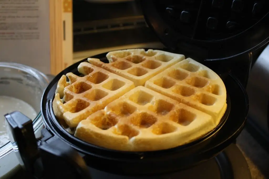 Come cuocere i waffle in una piastra per waffle: una ricetta passo passo con una foto