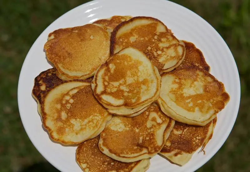 Pfannkuchen mit Äpfeln auf Kefir: Rezepte mit Fotos