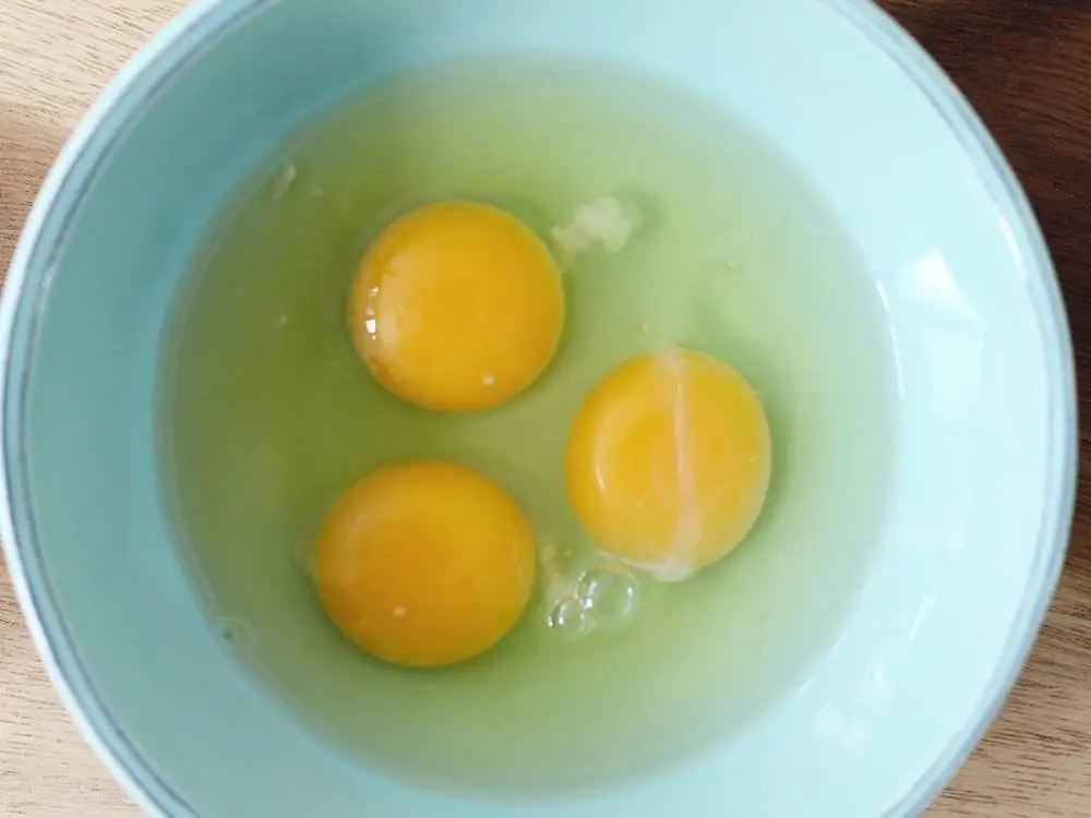 What happens if you eat raw eggs? Shelf life of raw eggs in the refrigerator and rules for use