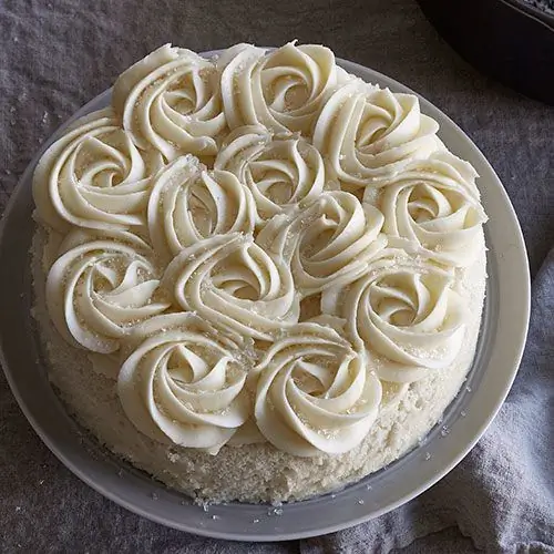 Den Kuchen mit Sahne dekorieren