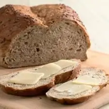 Wat is het caloriegeh alte van roggebrood? Hoe bak je het thuis?