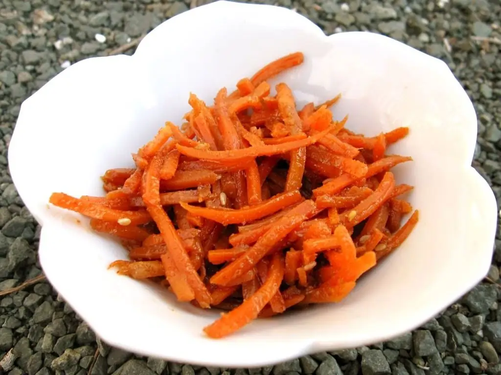 Yuav ua li cas ua noj carrots hauv Korean?