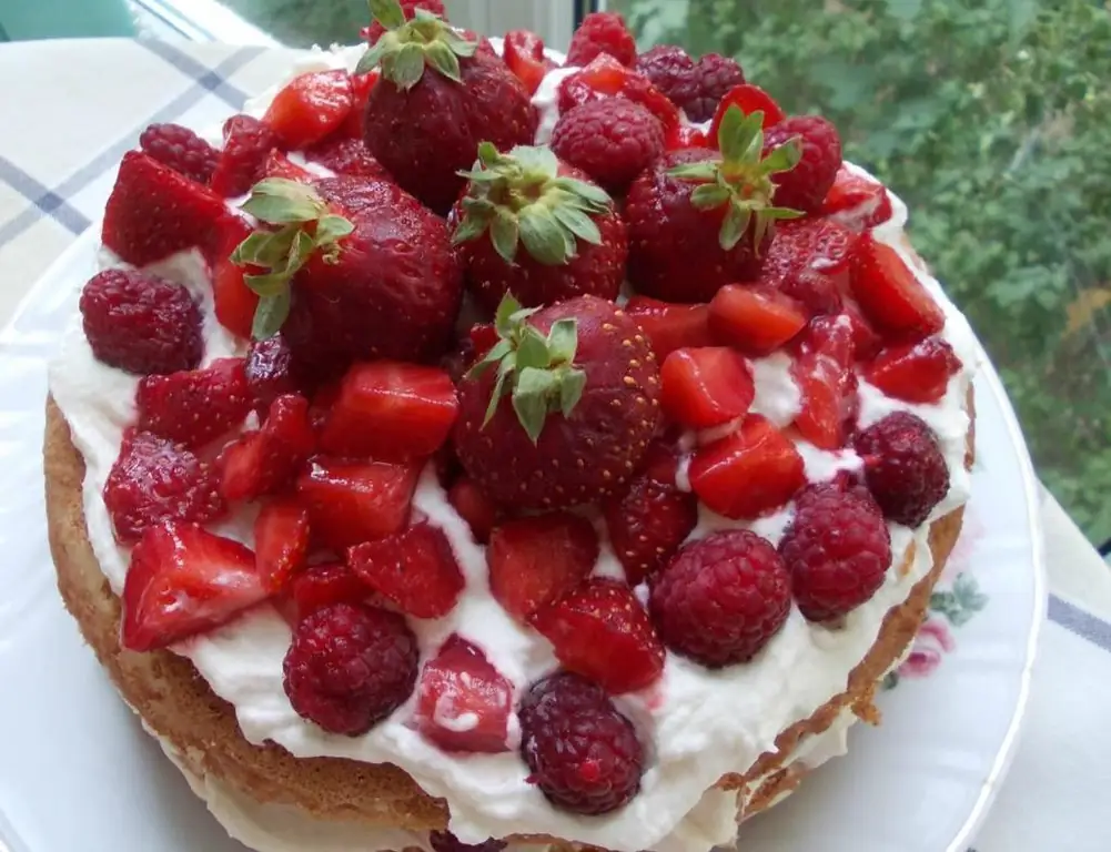 Kue dengan raspberry dan stroberi